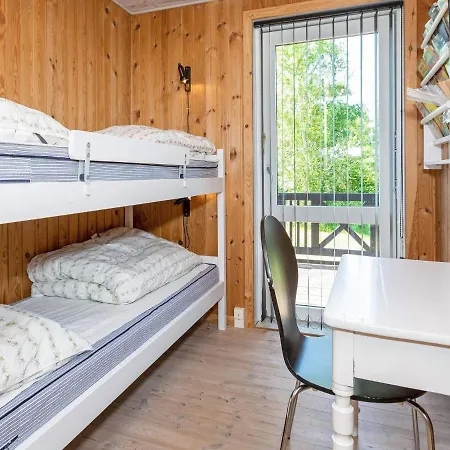 10 Person In Logstor-by Traum