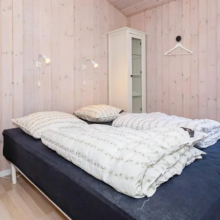 10 Person In Logstor-by Traum