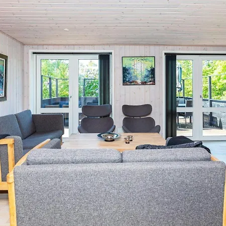 10 Person In Logstor-by Traum *