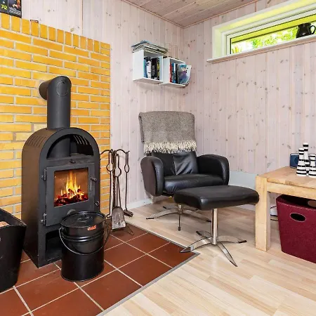 10 Person In Logstor-by Traum